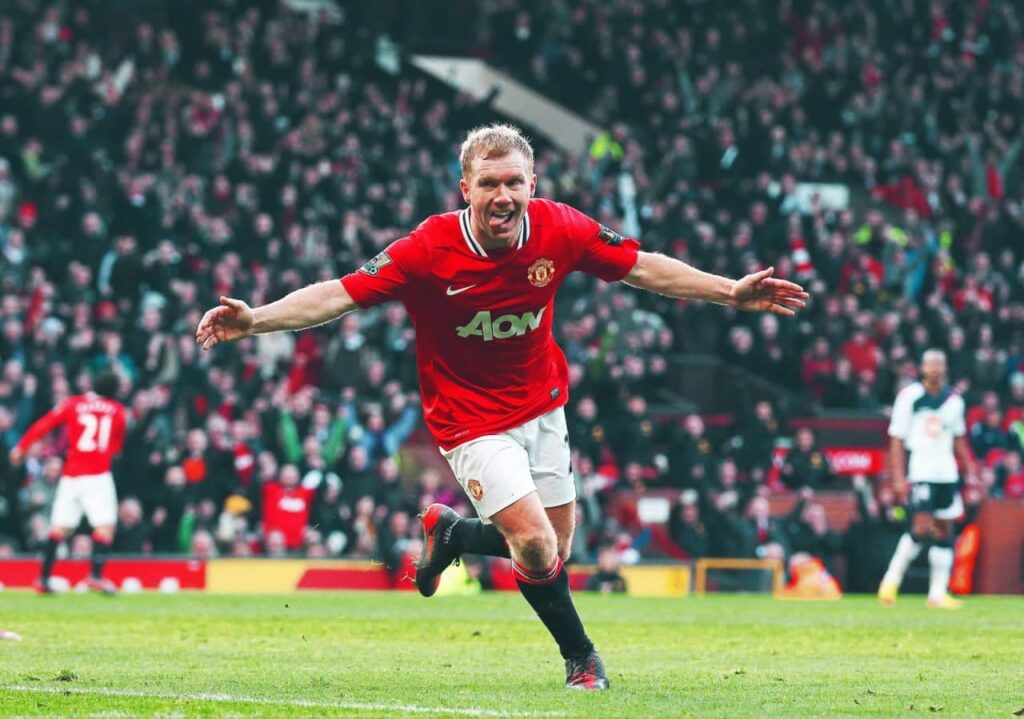 ManUnited midfielder Paul Scholes has commented on who is in contention to win the EPL this season.