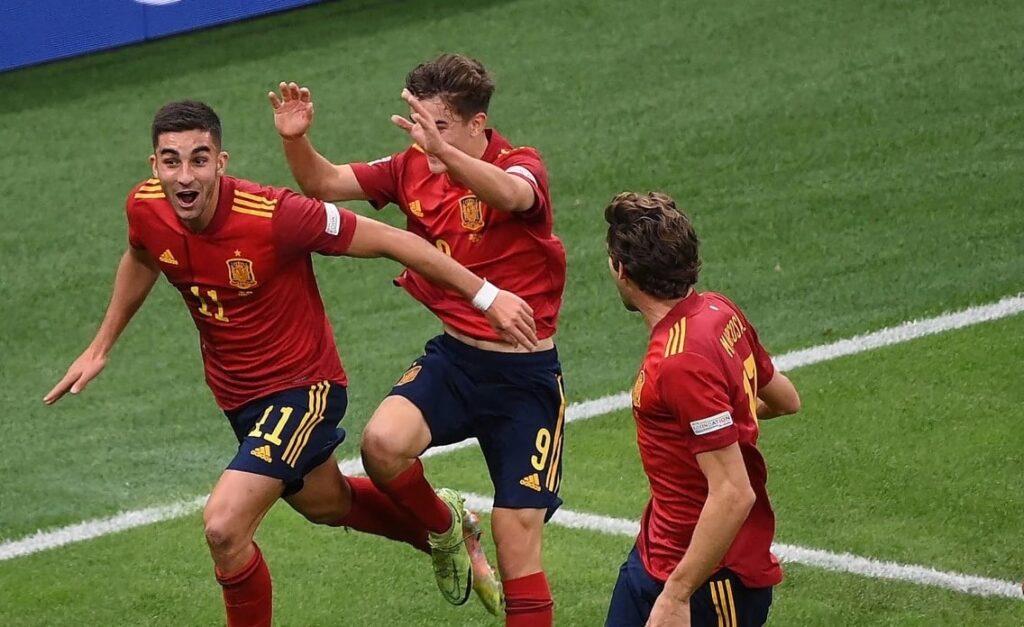 The citizen Ferran Torres scores