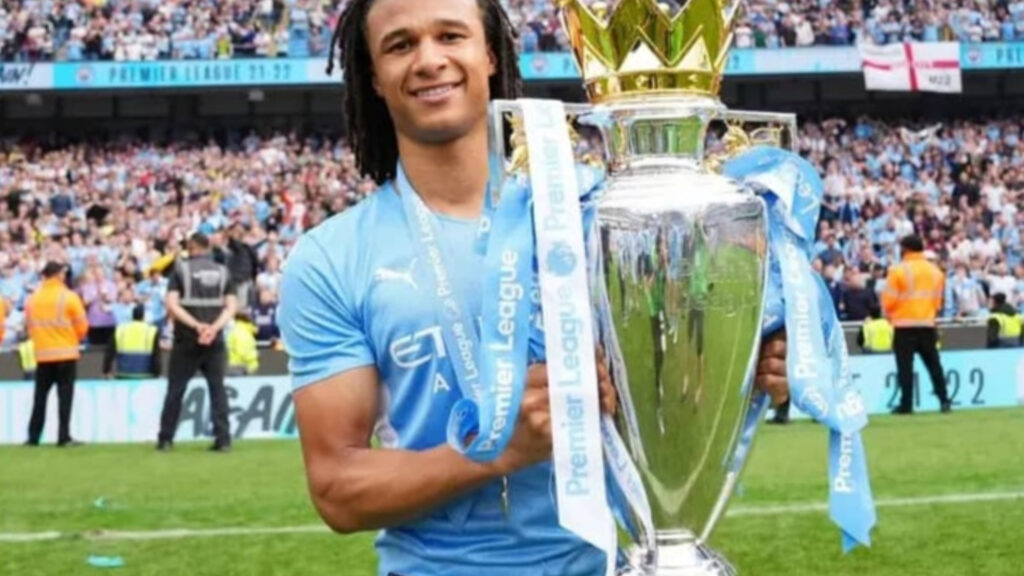 Ake stays at Manchester City