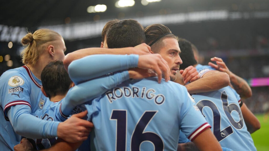City beat Villa and move closer to Arsenal